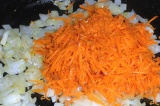 Шаг 5. Обжарить лук и морковь на сковороде.