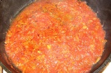 Шаг 6. Залить овощи томатным соком и тушить на маленьком огне.