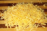 Шаг 8. Сыр натереть на мелкой терке.