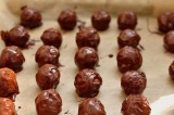 Шаг 6. Кокосовые шарики обмакнуть в шоколаде, убрать в холодильник.