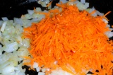 Шаг 6. Обжарить лук и морковь.