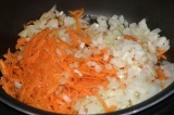 Шаг 3. В чашу выложить лук и морковь.