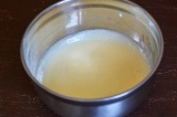 Шаг 3. Добавить желтки к молоку, поставить на водяную баню.