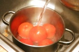 Шаг 1. Обдать помидоры кипятком.