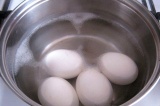 Шаг 1. Яйца предварительно отварить вкрутую.