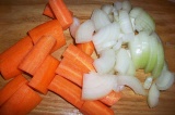 Шаг 2. Нарезать крупными кусками морковь и лук.