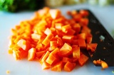 Шаг 1. Морковь нарезать кубиками.