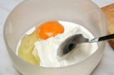 Шаг 2. Йогурт взбить с яйцом, по вкусу добавить соль.