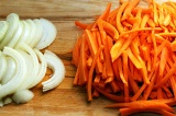 Шаг 1. Нарезать лук полукольцами, морковь брусочками.