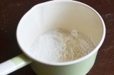 Шаг 2. В сотейнике смешать сахар, крахмал и соль.