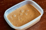 Шаг 6. Затем добавить пасту из какао, вылить в форму и убрать в морозилку.