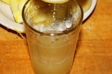 Шаг 1. Выжать сок лимона.