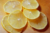 Шаг 4. Лимон порезать кружочками/полукружочками.