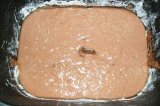 Шаг 3. Ведерко поместить в хлебопечку, установить программу выпекания кекса.