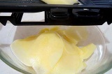 Шаг 1. Картофель тонко нарезать кружочками и замочить в воде.