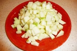 Шаг 2. Яблоко нарезать кубиками.