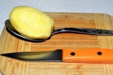Шаг 4. Картофель очистить и сделать надрезы.