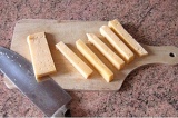 Шаг 8. Сыр порезать ломтиками.