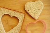 Шаг 1. Хлеб нарезать и из каждого ломтика вырезать сердечки.