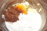Шаг 1. Муку, сахар, яйца, масло, какао, соду и молоко смешать в миске и взбить м
