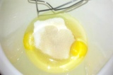 Шаг 1. В миске взбить яйца и стакан сахара.