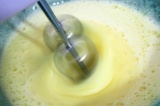 Шаг 1. Яйца взбить с сахаром до пышной пены.