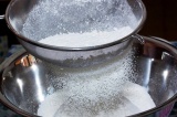 Шаг 1. Муку просеять, добавить соль и сахар.