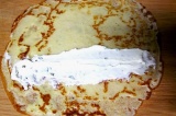 Шаг 7. Середину каждого блина смазать сливочным сыром.