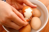 Шаг 2. Яйца отварить и очистить.