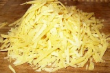 Шаг 10. Сыр натереть на терке и посыпать им картофель за 5-7 минут до готовности