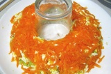 Шаг 13. Выложить слоями яйца и морковь, смазать слои майонезом.