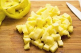 Шаг 8. Яблоко очистить нарезать кубиками, сбрызнуть соком лимона.