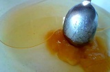 Шаг 1. В миске смешать воду, мёд, сахар, соль и растительное масло.