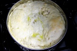 Шаг 10. Смазать пирог оливковым маслом и отправить в духовку.