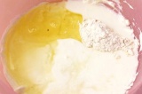 Шаг 8. К взбитому сыру добавить белки, йогурт, сок лимона и муку.