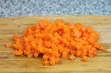 Шаг 1. Вареную морковь нарезать кубиками.