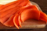 Шаг 7. Оставшуюся морковь нарезать тонкими пластинами.