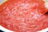 Шаг 4. Подготовить томатное пюре или пюре из очищенных и истолченных помидоров.