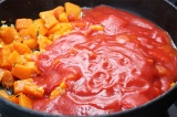 Шаг 5. Добавить к тыкве томатную пасту или пюре и довести до кипения, потушить.