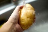 Шаг 1. Картофель тщательно промыть, отправить в духовку.