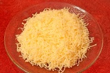 Шаг 6. Сыр натереть на мелкой терке.