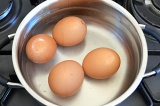 Шаг 1. Отварить яйца и очистить их.