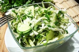 Готовое блюдо: салат из капусты с огурцами