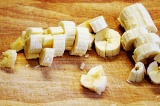 Шаг 3. Банан порезать кубиками.