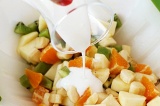 Шаг 6. Заправить фруктовый салат йогуртом.