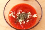 Шаг 6. Смешать томатную пасту с чесноком, базиликом. Посолить и поперчить.
