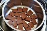Шаг 2. Шоколад растопить на водяной бане.