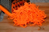 Шаг 2. Морковь крупно натереть.