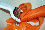 Шаг 3. Морковь очистить и порезать на тонкие пластины.