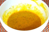 Шаг 6. Смешать оливковое масло, уксус, горчицу и перец.